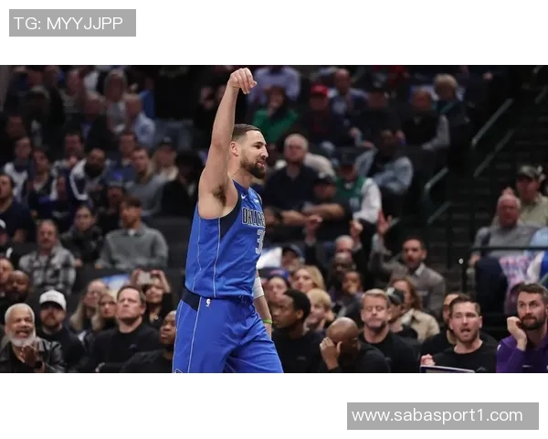 克莱汤普森生涯达成17000分里程碑临时总经理芬利亲自赠送比赛用球