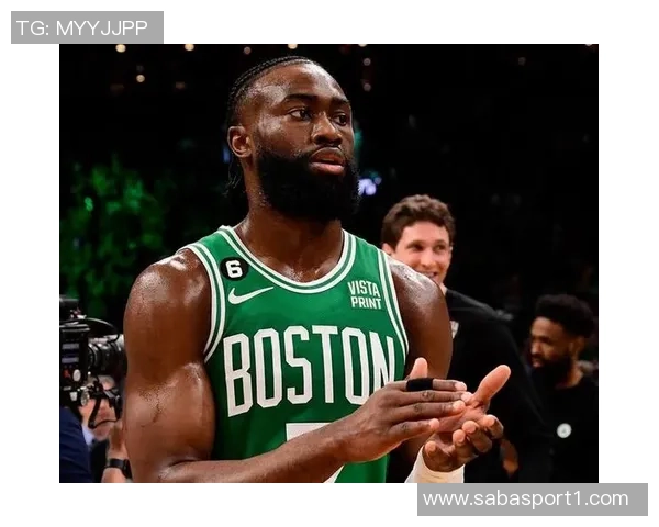 杰伦布朗上半场状态回暖8投4中贡献13分4篮板4助攻表现全面