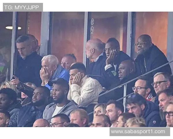 绝平巴黎伊桑与姆巴佩庆祝合影展现兄弟情深与奋斗历程